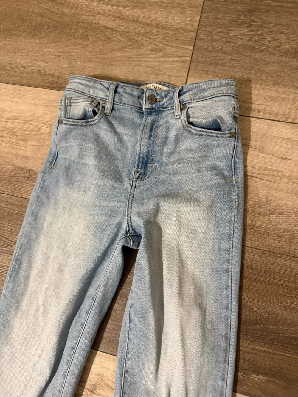 Light Wash Straight Leg Women’s Jeans with Frayed Hem